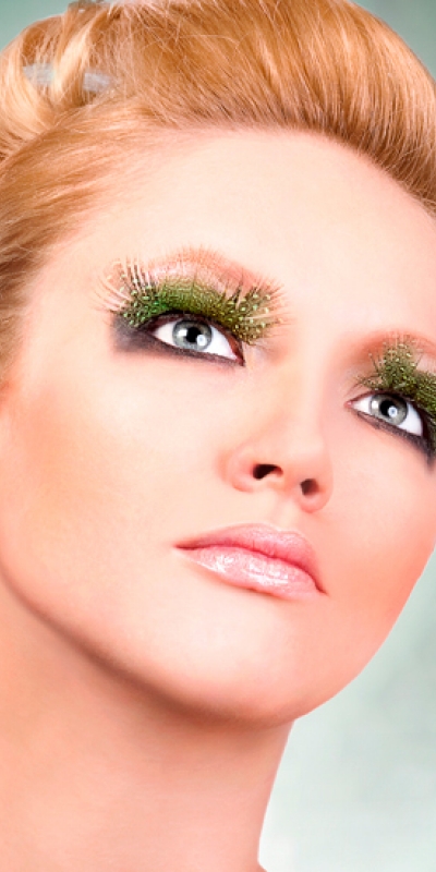 BACI PESTAÑAS POSTIZAS PLUMAS  Cílios postiços com penas verdes, design sofisticado e original.