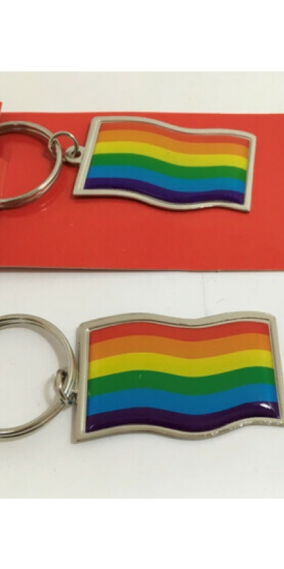 LLAVERO COLORES BANDERA LGBT+ Porte-clés coloré en forme de sandale avec le drapeau lgbt.