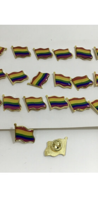BANDERA ORGULLO LGTB Pin bandiera orgoglio LGBT, un accessorio iconico