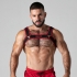Harnais élégant et audacieux avec maille élastique et détails métalliques.