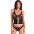 Ensemble de lingerie noir : soutien-gorge, porte-jarretelles, culotte.